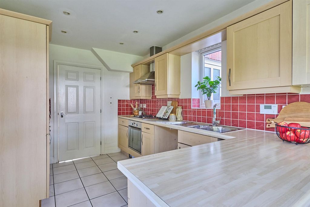 Property photo 2 of 18 Pinfold Close_7.Jpg