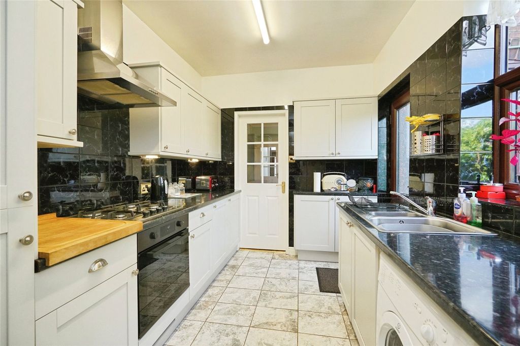 Property photo 2 of 27 Picture No. 21