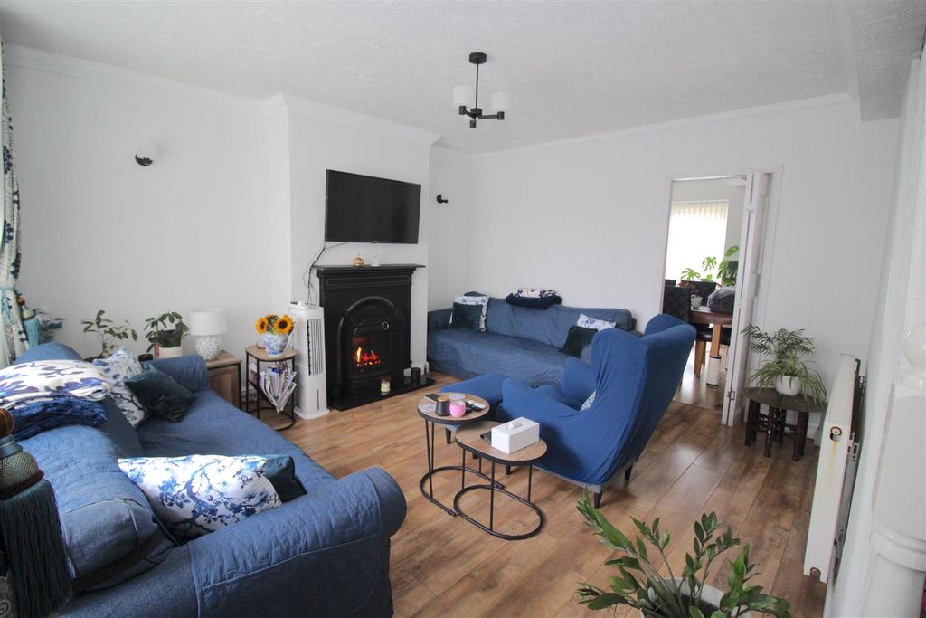 Property photo 2 of 14 Lounge