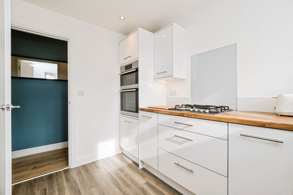 Property photo 3 of 15 Kitchen