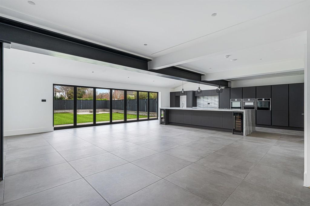 Property photo 2 of 48 Cambridge Road-23.Jpg