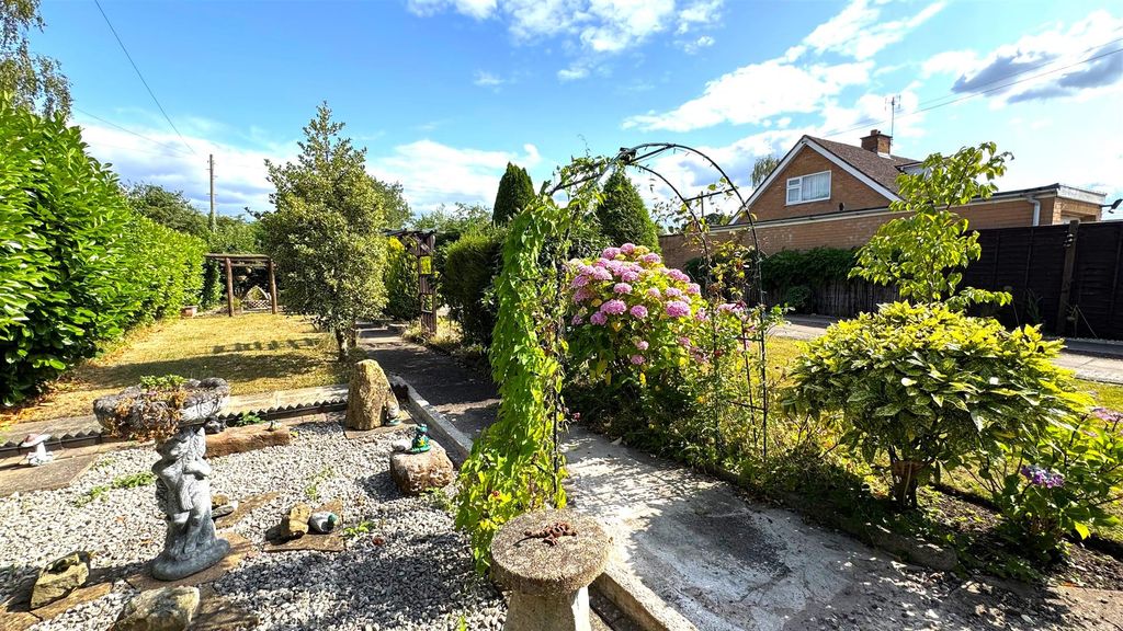 Property photo 3 of 26 Front Garden (1).Jpg