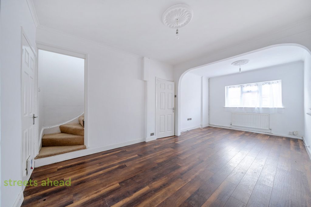 Property photo 3 of 14 37156611-ce15-4Bd...