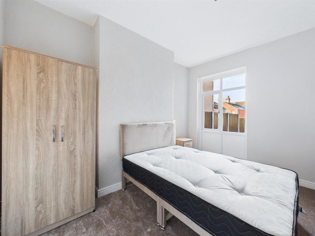 Property photo 1 of 8 Bright, Neutrally Decorated Single Bedroom With A ...