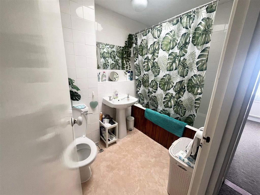 Property photo 2 of 6 30 Tf Bathroom