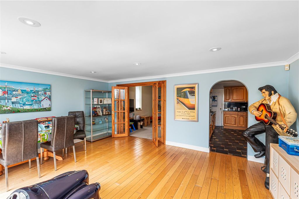 Property photo 2 of 31 Living/Dining Room