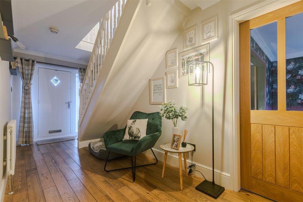 Property photo 3 of 25 Entrance Hall