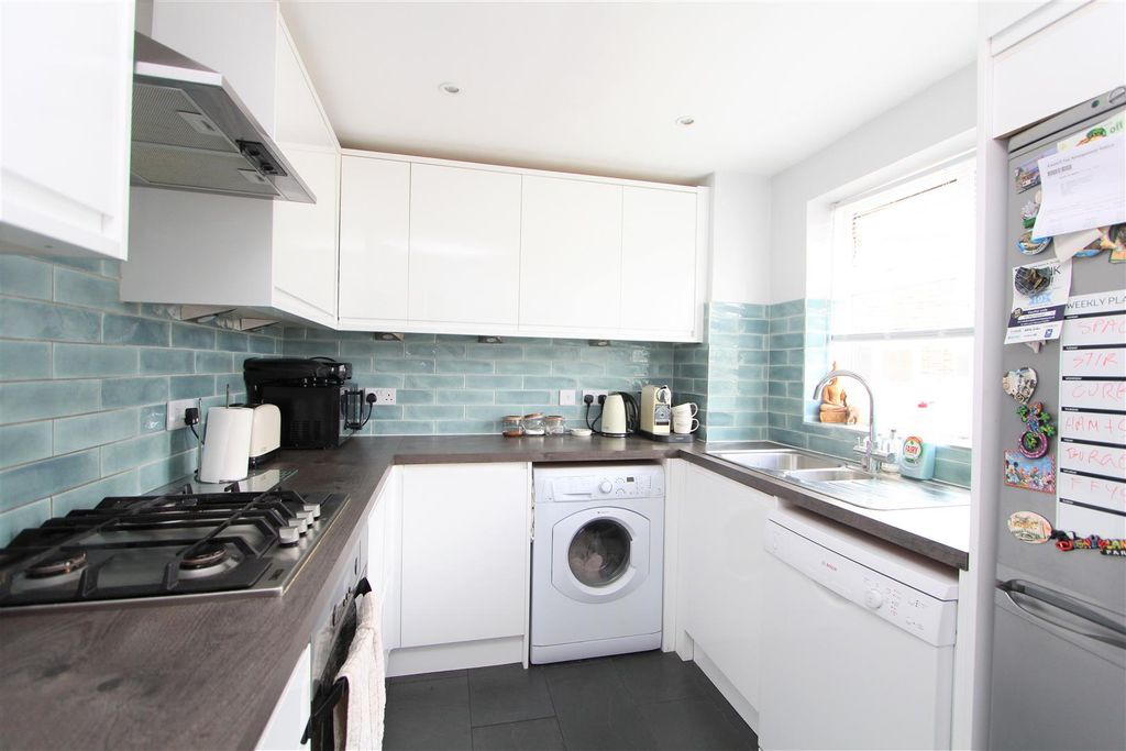 Property photo 3 of 11 Kitchen