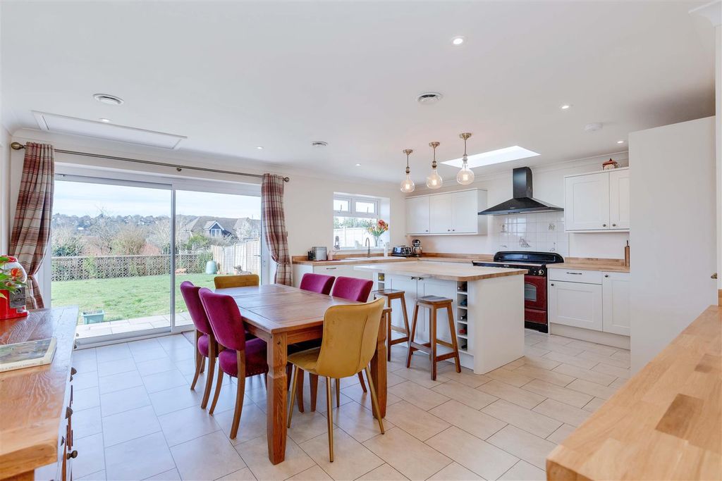 Property photo 2 of 20 Shepherds Mead_5.Jpg