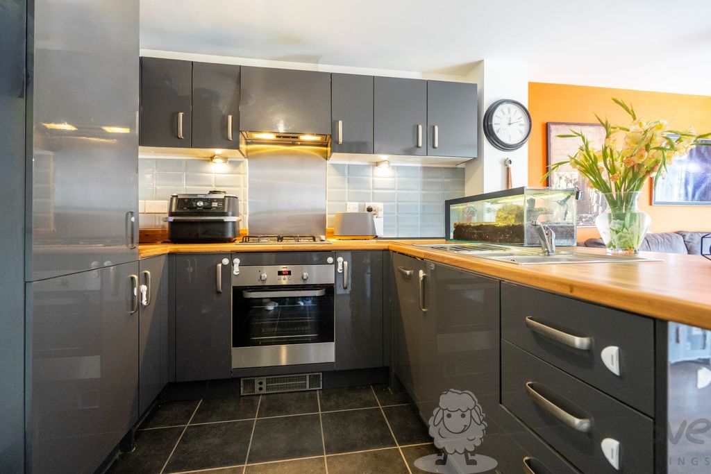 Property photo 3 of 8 Fully Integrated Kitchen