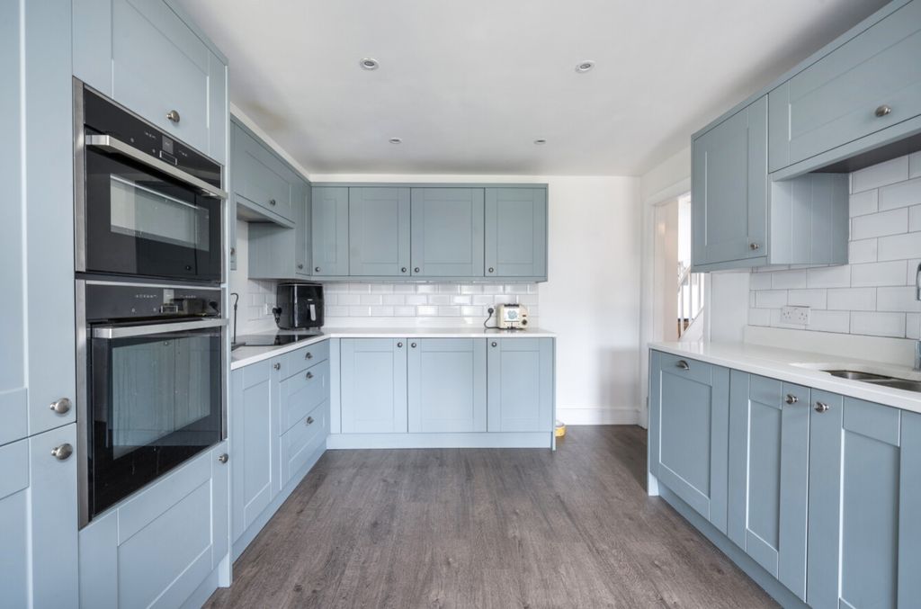 Property photo 3 of 14 14-6821d3992E807-1289669-Arw-14