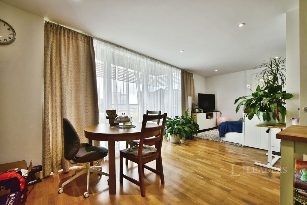 Property photo 3 of 11 Pbox-Img.Jpg