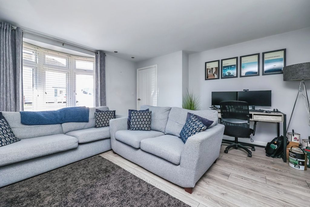 Property photo 3 of 13 Lounge