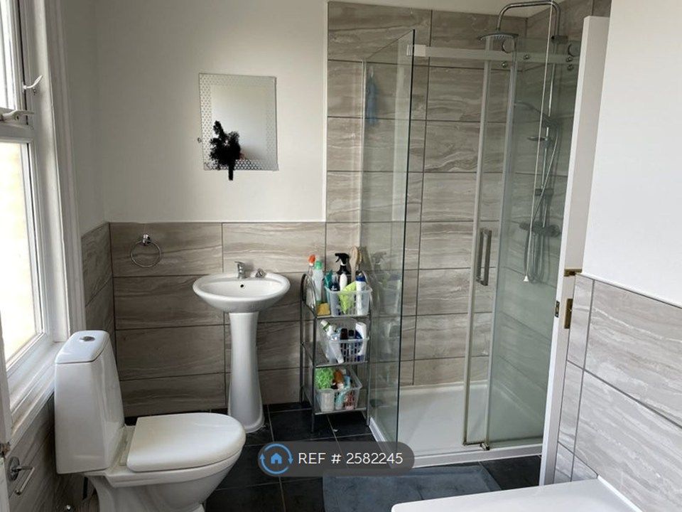 Property photo 3 of 10 Bathroom