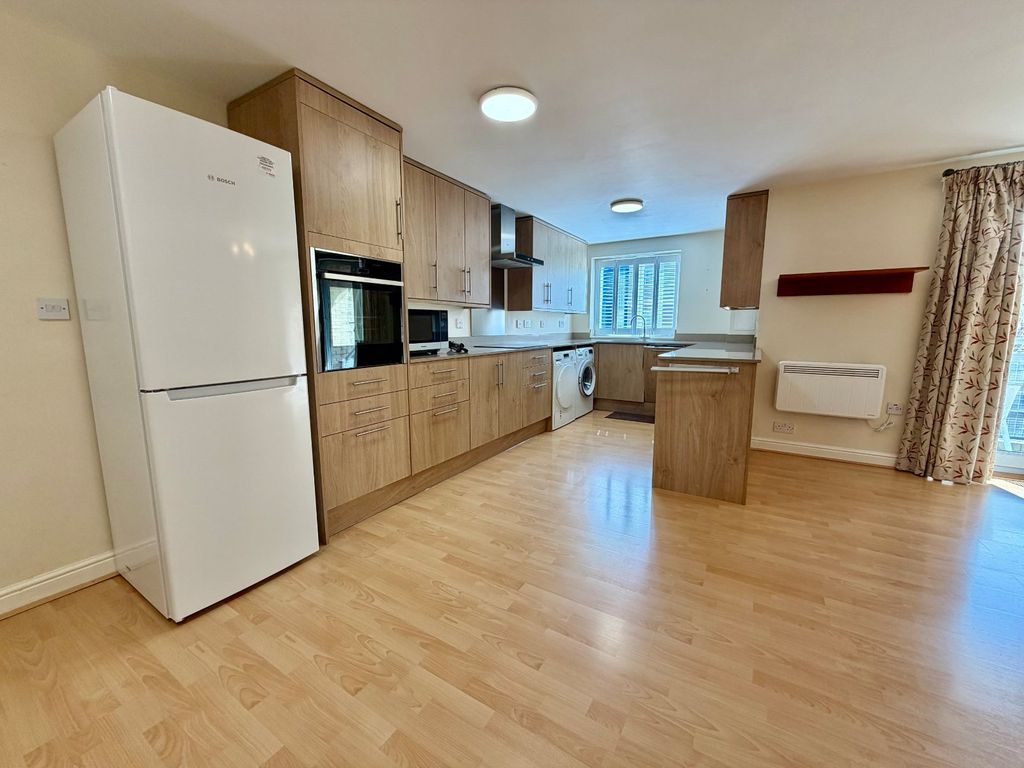 Property photo 3 of 10 Kitchen