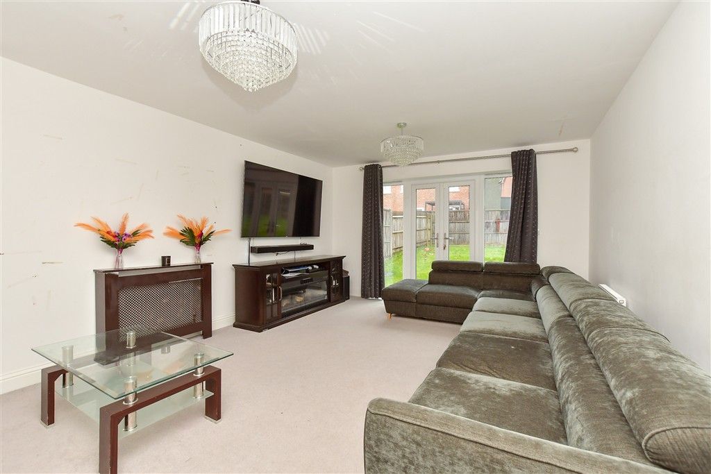 Property photo 2 of 18 Lounge