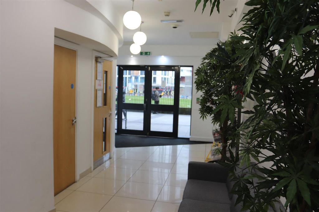 Property photo 2 of 15 Main Lobby