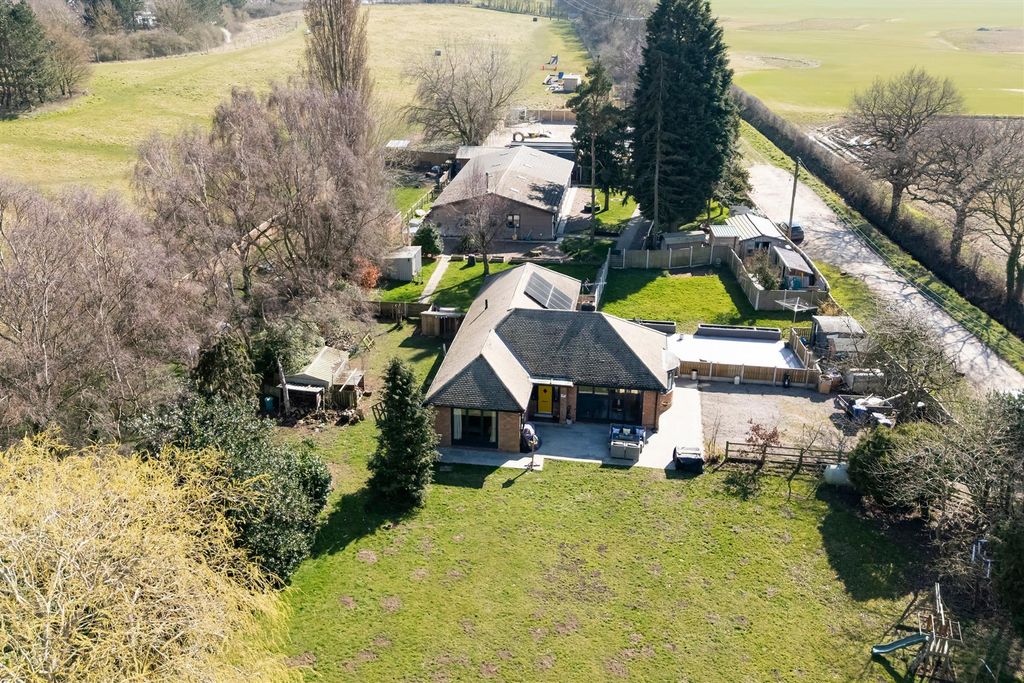 Property photo 1 of 21 002 - Foxhills.Jpg