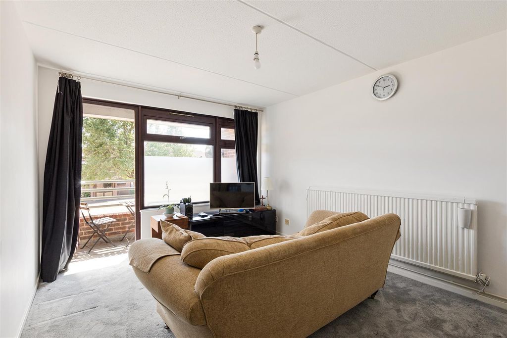 Property photo 3 of 19 Churchfields, E18