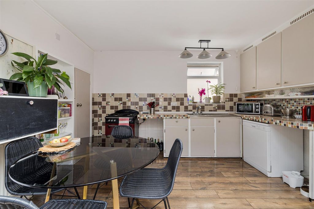 Property photo 3 of 29 Sinclair Road, E4