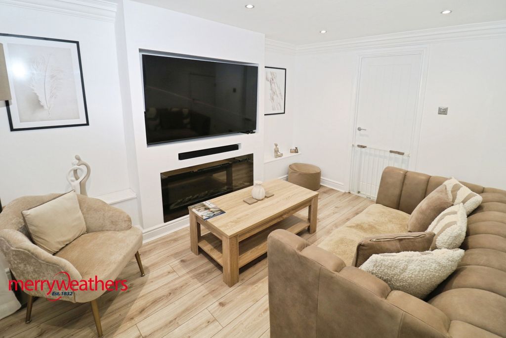 Property photo 2 of 11 Lounge