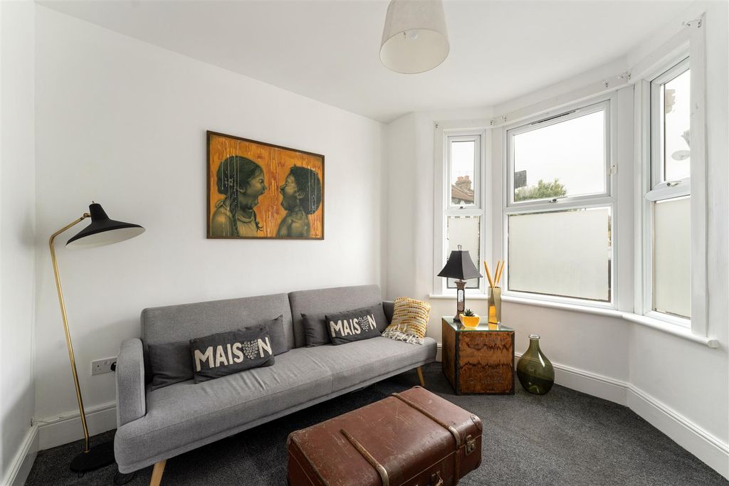 Property photo 2 of 30 Coopers Lane, E10