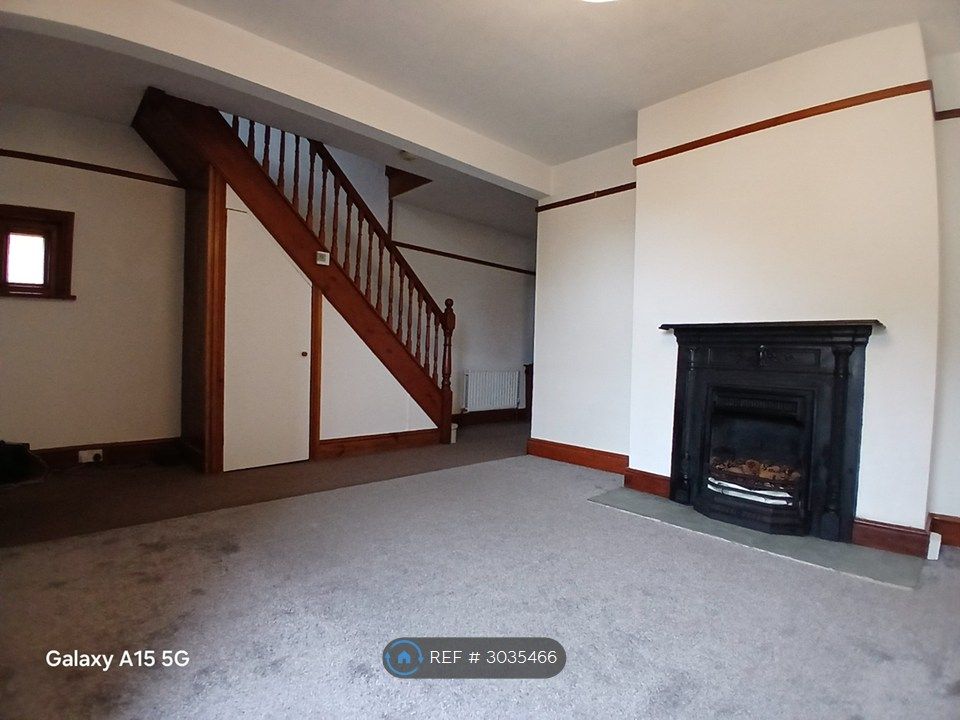 Property photo 3 of 30 Living Room 17' x 12'