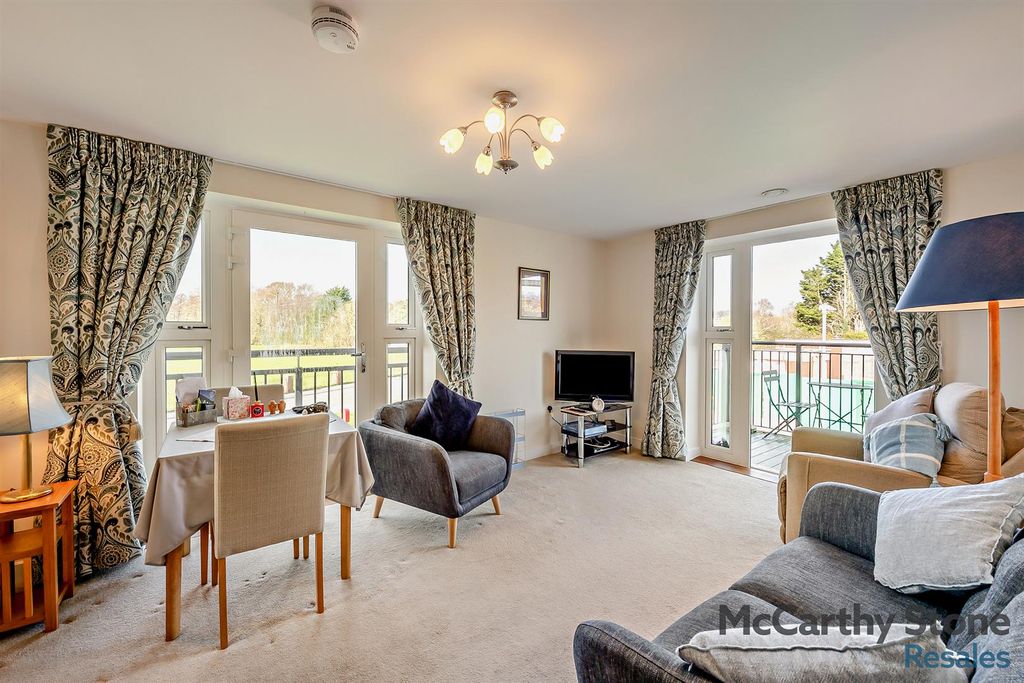 Property photo 3 of 21 Living Room