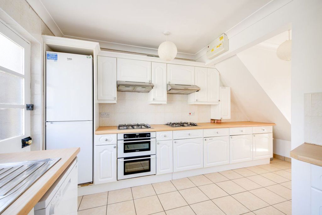 Property photo 2 of 23