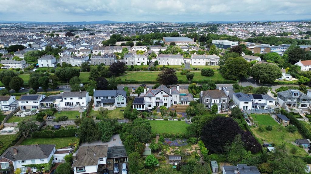 Property photo 2 of 39