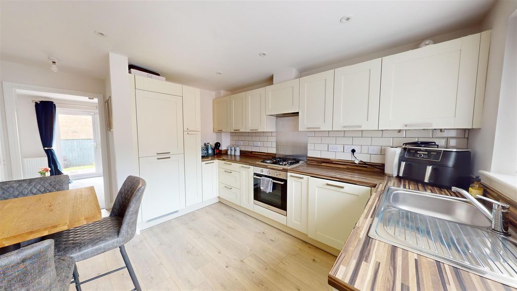 Property photo 2 of 16 Breakfast Kitchen