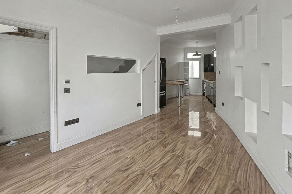 Property photo 3 of 17 169 Gleneagle Road, Streatham, London, Sw16 6Az