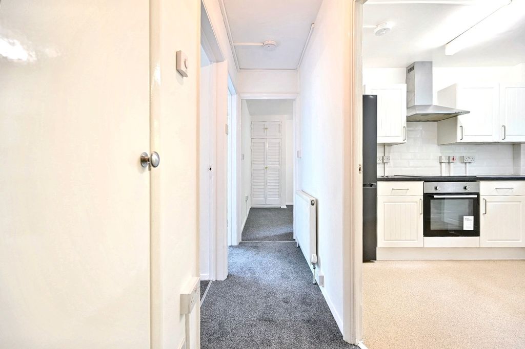 Property photo 2 of 18 Flat 27, The Hill, Church Hill, Caterham, Cr3 6Sd