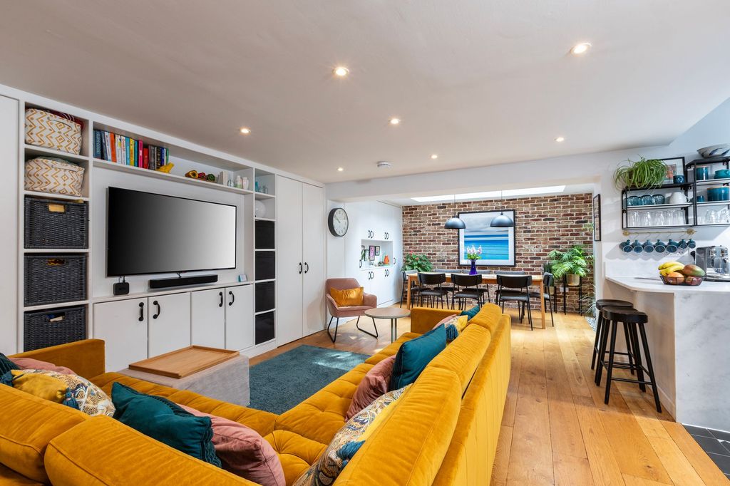 Property photo 2 of 34