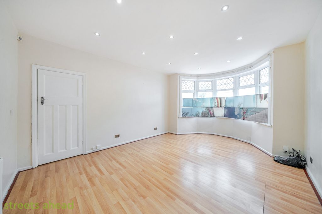 Property photo 3 of 19 Aa0097B5-347E-42B...