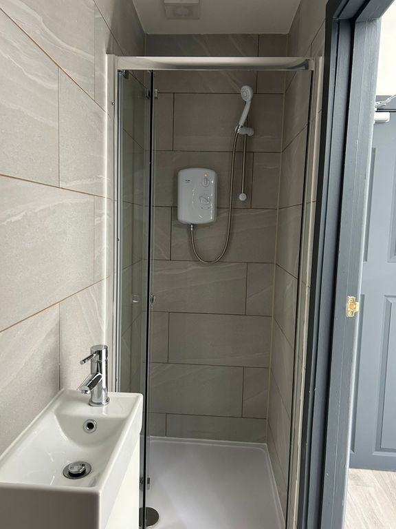 Additional image 5 of 6 bed shared accommodation to rentRaymond Crescent, Guildford GU2