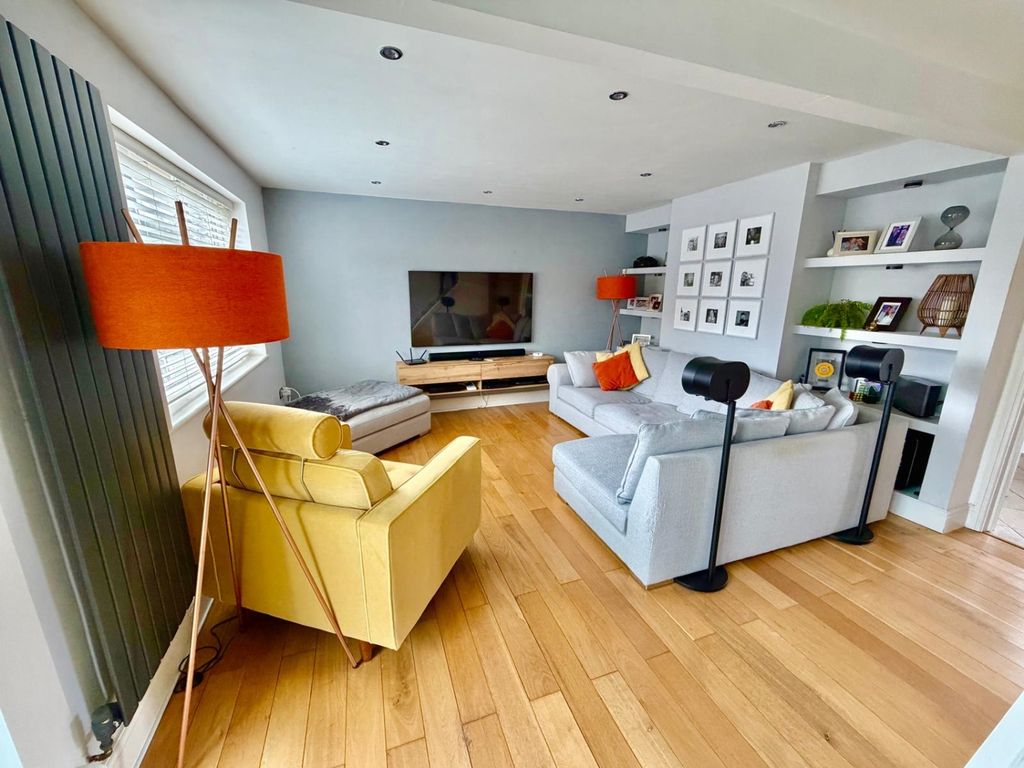 Property photo 2 of 13 Lounge