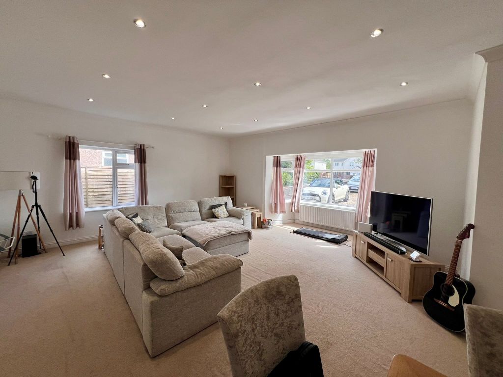 Property photo 3 of 12 Living Room Aspect 2
