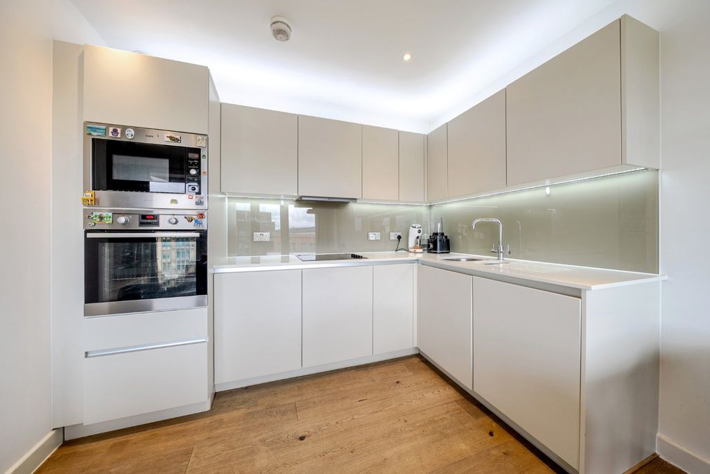 Property photo 3 of 19 Kitchen