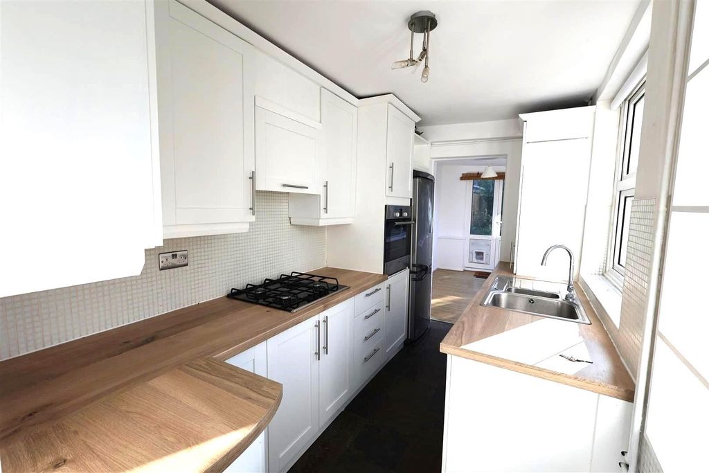 Property photo 3 of 11 Kitchen