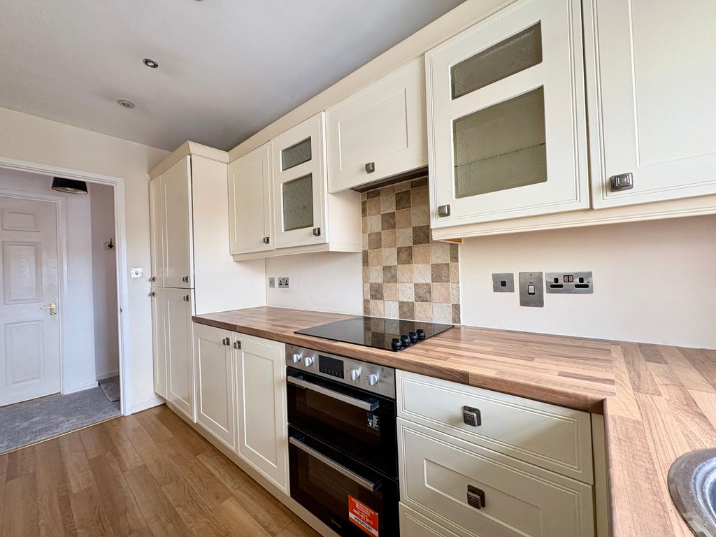 Property photo 2 of 8 Kitchen 2