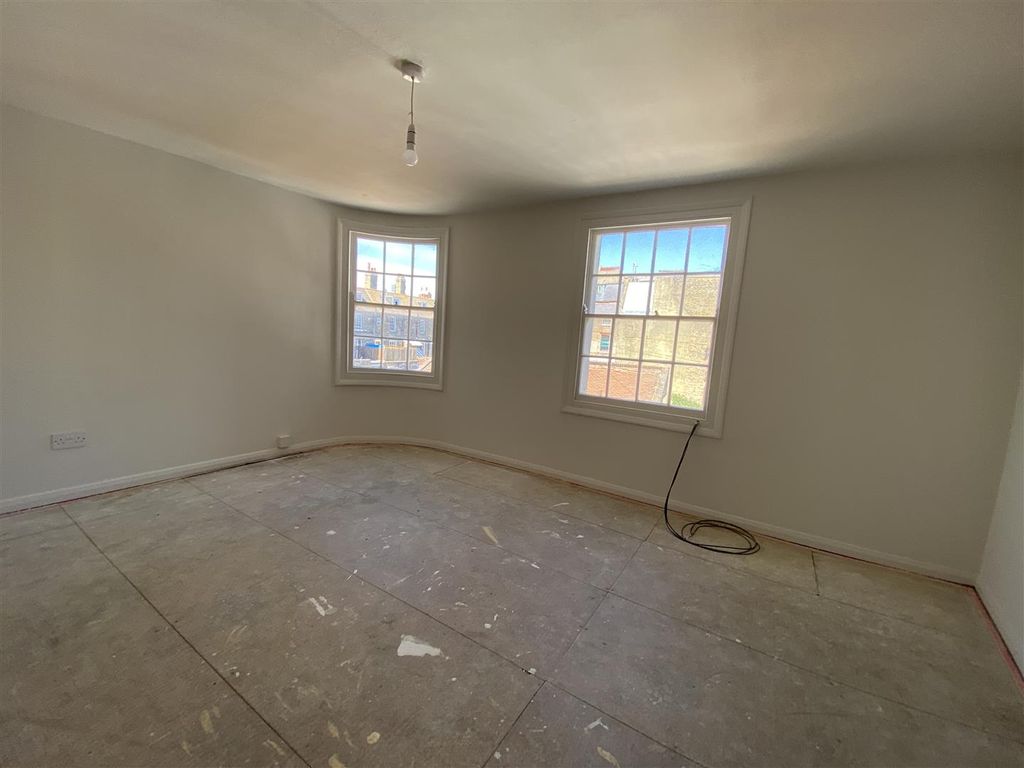Property photo 3 of 6 Lounge