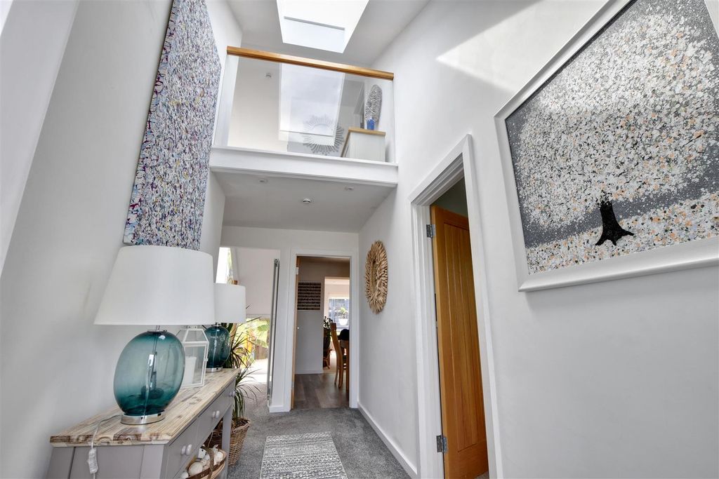 Property photo 2 of 28