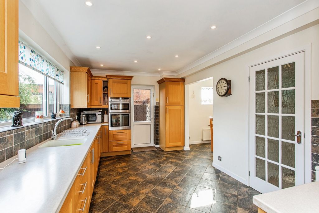 Property photo 3 of 17 Kitchen