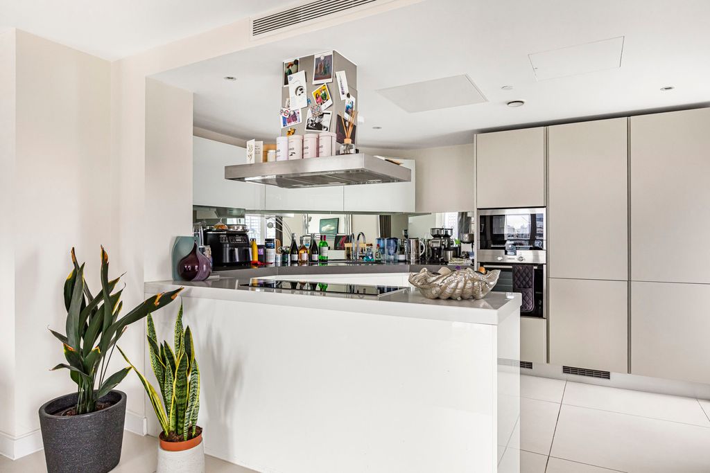 Property photo 3 of 18 Reception/Kitchen