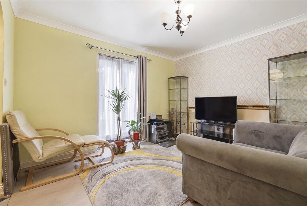 Property photo 3 of 8 005_Img_9502_Declutter_d5579d92.Jpg