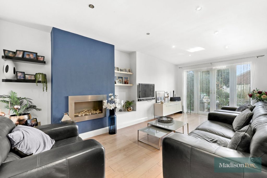 Property photo 2 of 27 Picture No. 18