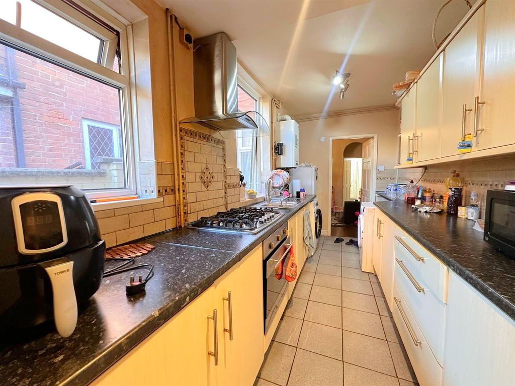 Property photo 3 of 10 Kitchen