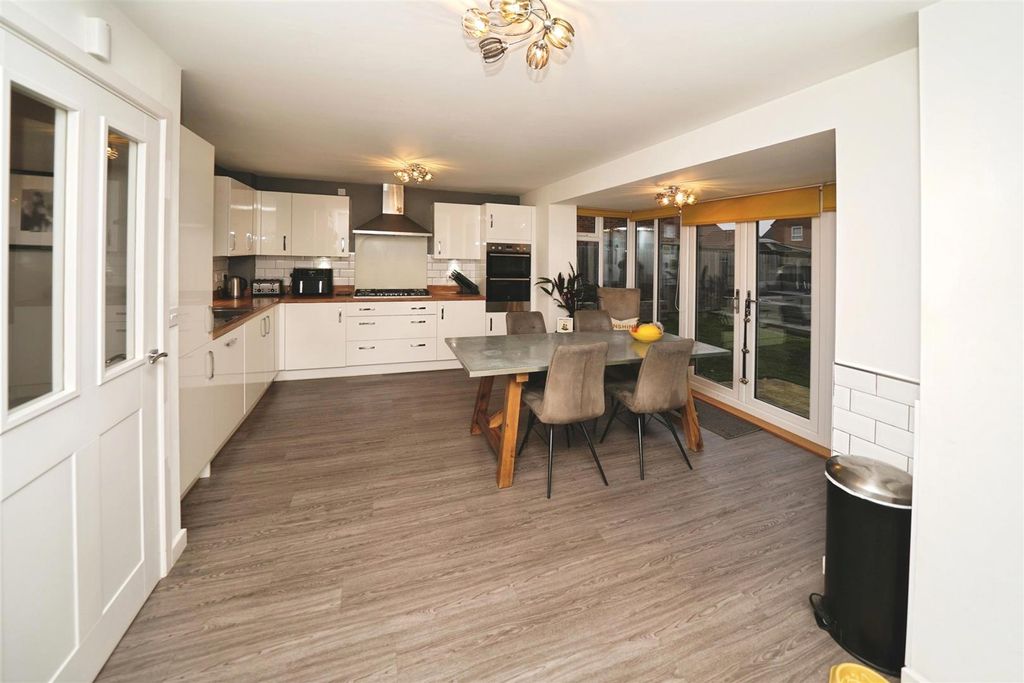 Property photo 2 of 21 Kitchen/Dining Room