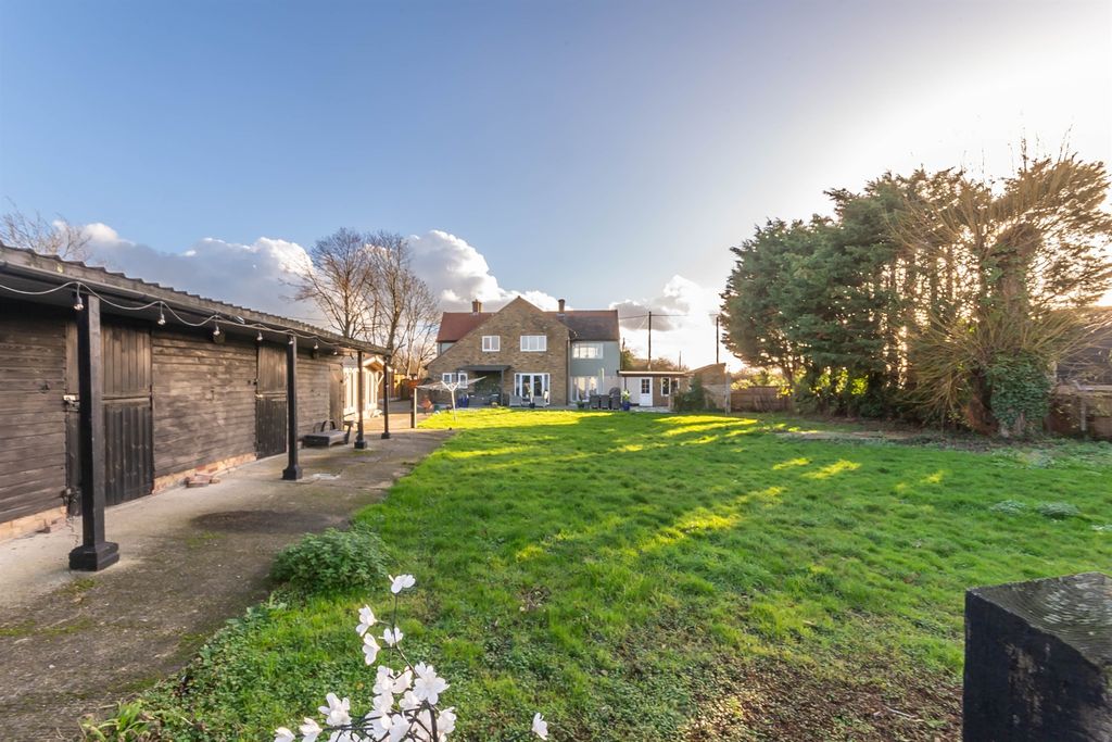 Property photo 2 of 25 Rear Garden